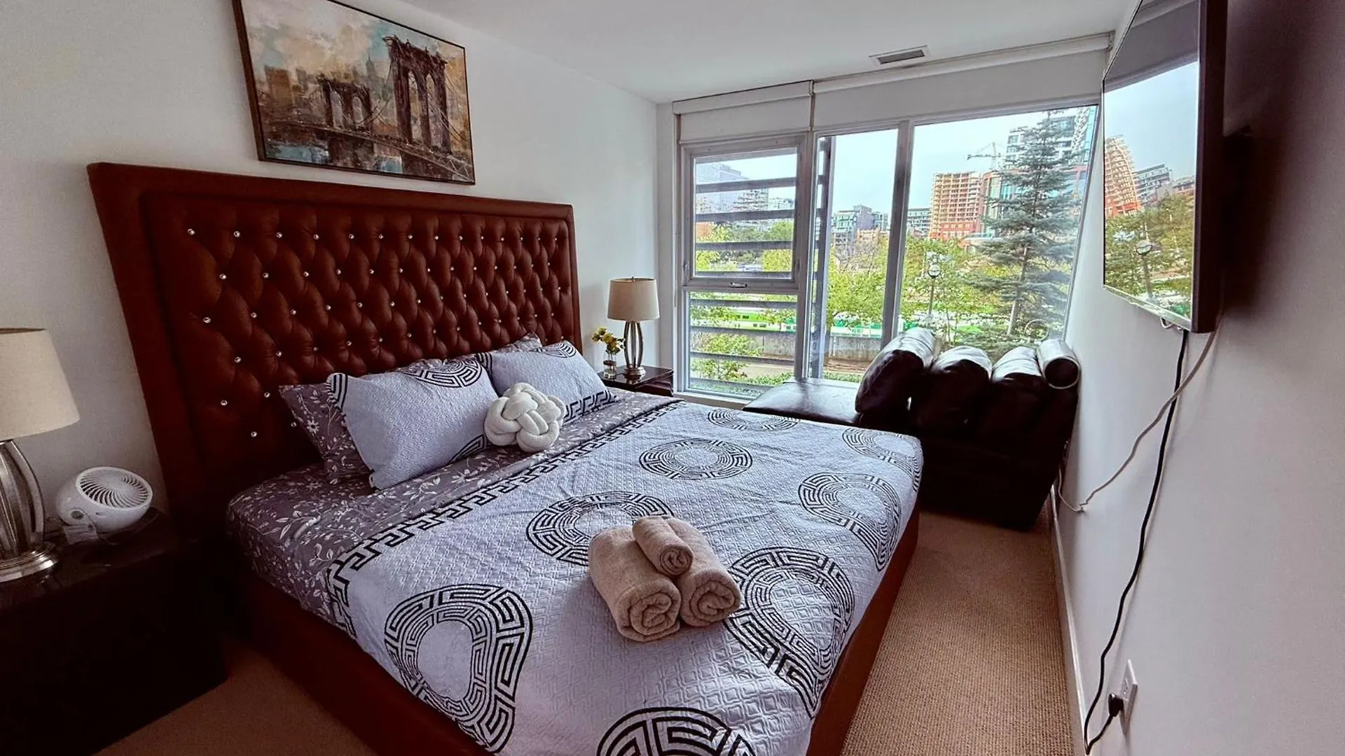 Entire Townhouse In Downtown With Parking Near Rogers Centre Apartment Toronto Canada